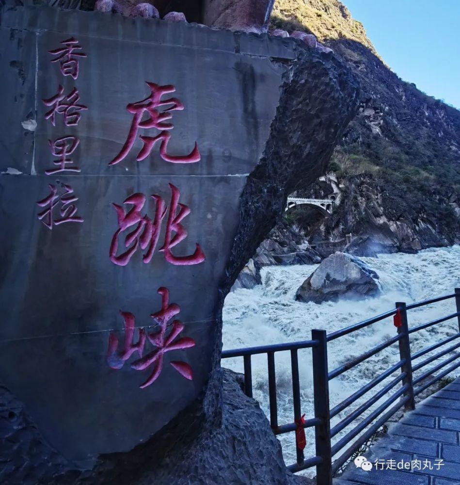 人气真的高！晚宴结束，C罗在护送下离开宴会厅